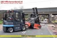 Waardeburg - Vrachtwagen met heftruck knalt tegen spoorviaduct