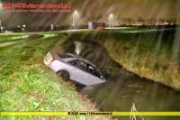 Geldermalsen - Auto belandt in de sloot 