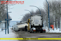 Tiel - Tank schiet los van vrachtwagen