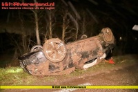 Maurik - Auto op de kop in de sloot 