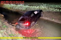 Vuren - Auto in de sloot