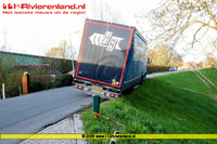 Spijk - Vrachtwagen met aanhanger in de problemen 